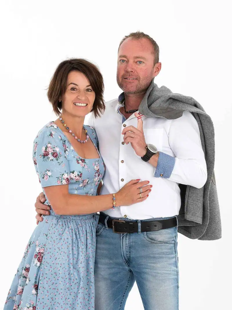 Alexandra Rainer im Dirndl und Willi Rainer mit Trachtenjanker