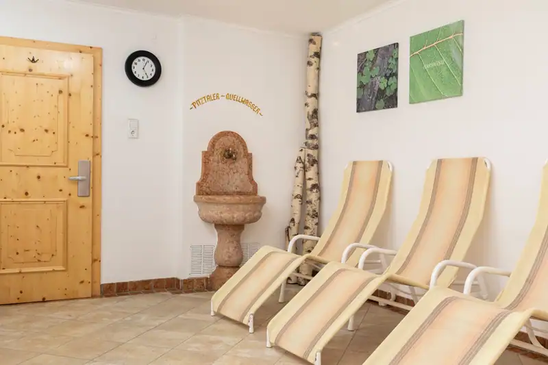 Ruheraum mit Liegen, Birkenstämmen und Brunnen mit Pitztaler Quellwasser