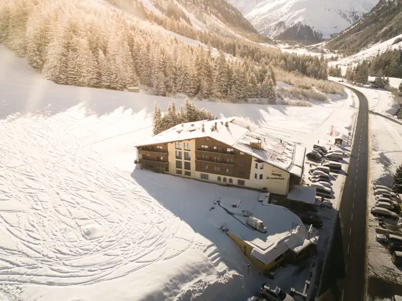 Das Hotel im Winter von oben