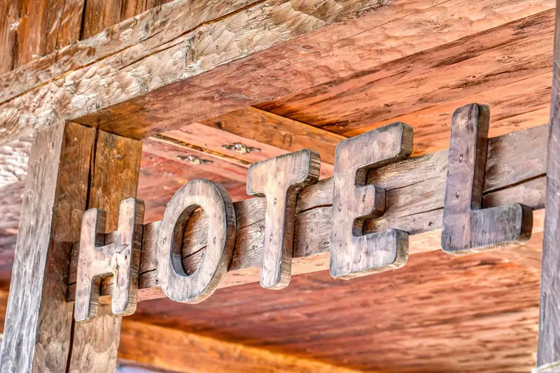 Holzschriftzug HOTEL am Eingang