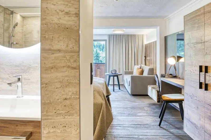 Zimmer mit Blick vom Bad in den Wohnbereich