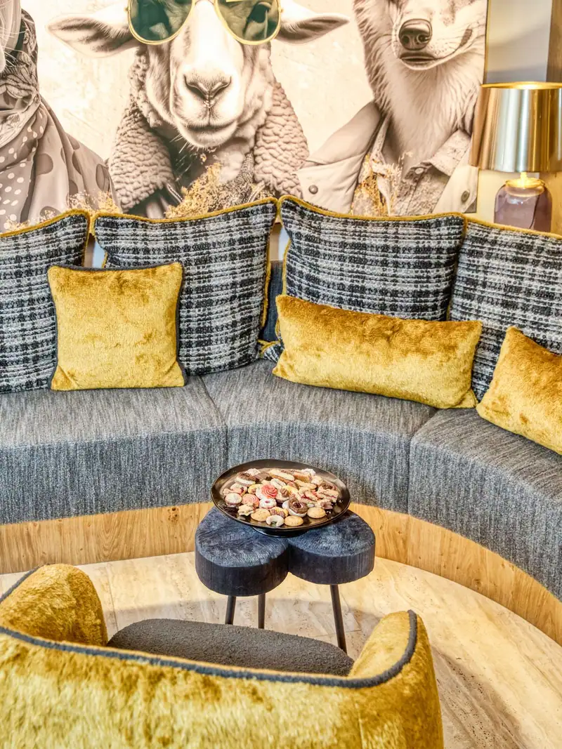 Lounge mit gemütlichem Rundsofa