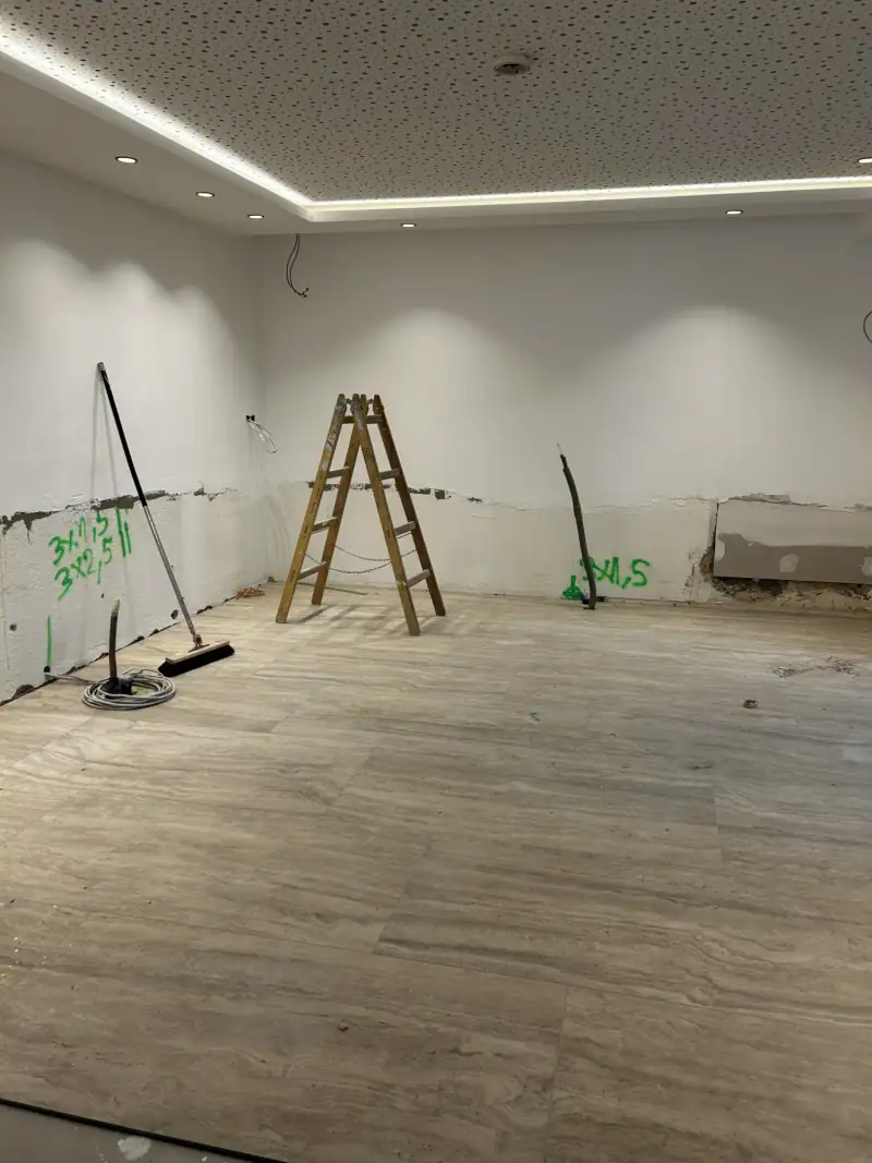 Der künftige Buffetraum mit neuem Boden, Lichtband an der Decke und Leiter