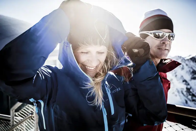 Paar auf der Aussichtsplattform am Pitztaler Gletscher im Wind