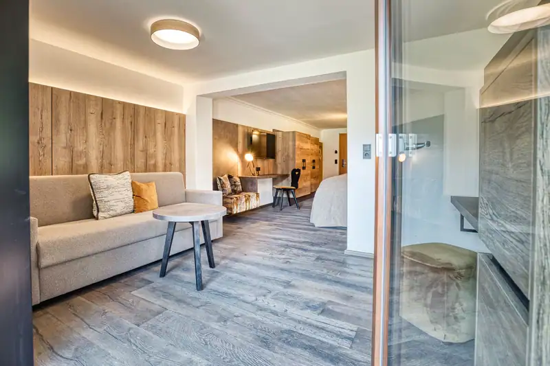 Junior Suite mit warmem Holz und Panoramablick