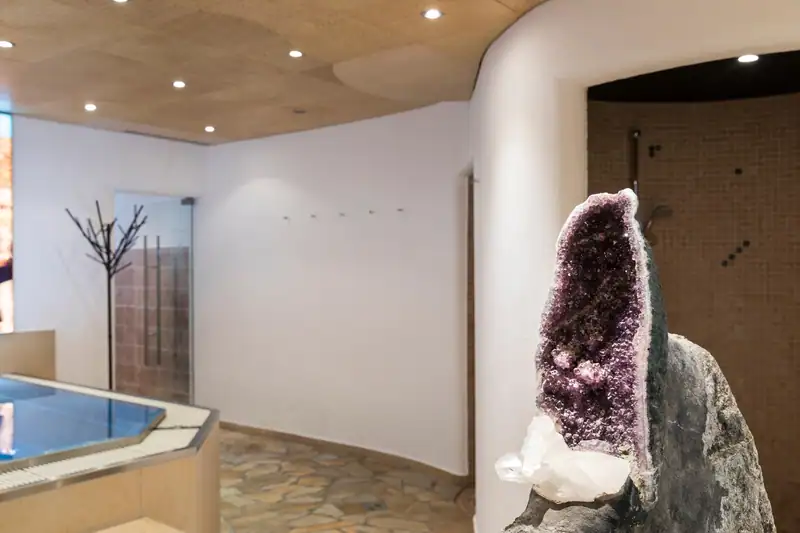 Large amethyst stone in the spa area, whirlpool and shower in the background