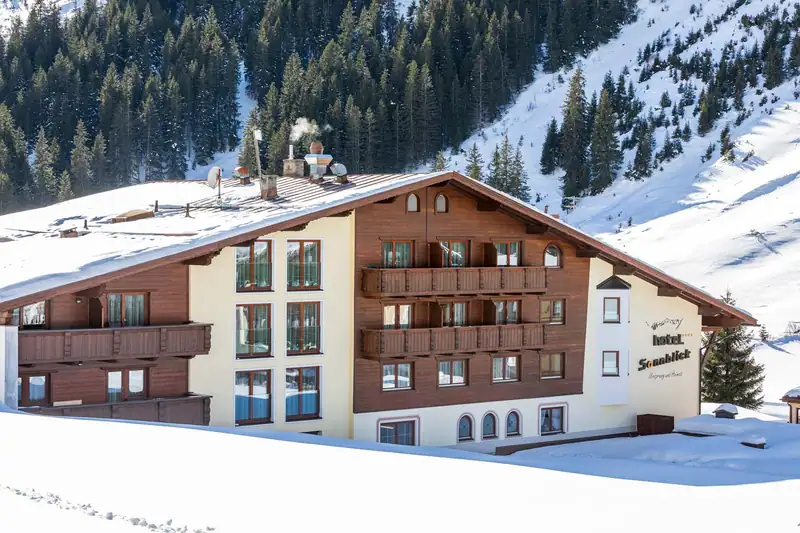 Fassade des GenussHotel Sonnblick im Winter, verwurzelt im Pitztal