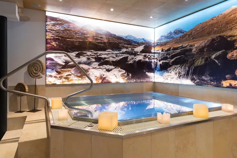 Whirlpool im Wohlfühlbereich mit Bergpanorama-Wandbild