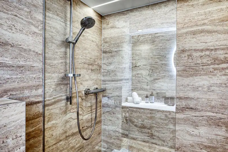 Shower with storage niche and towels