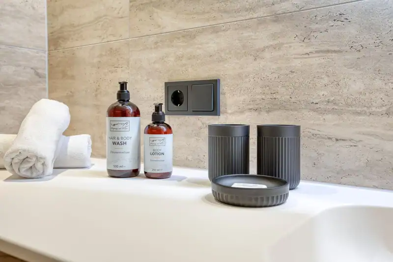 Hair & body wash and body lotion from the “Ursprung und Heimat” range at the washbasin