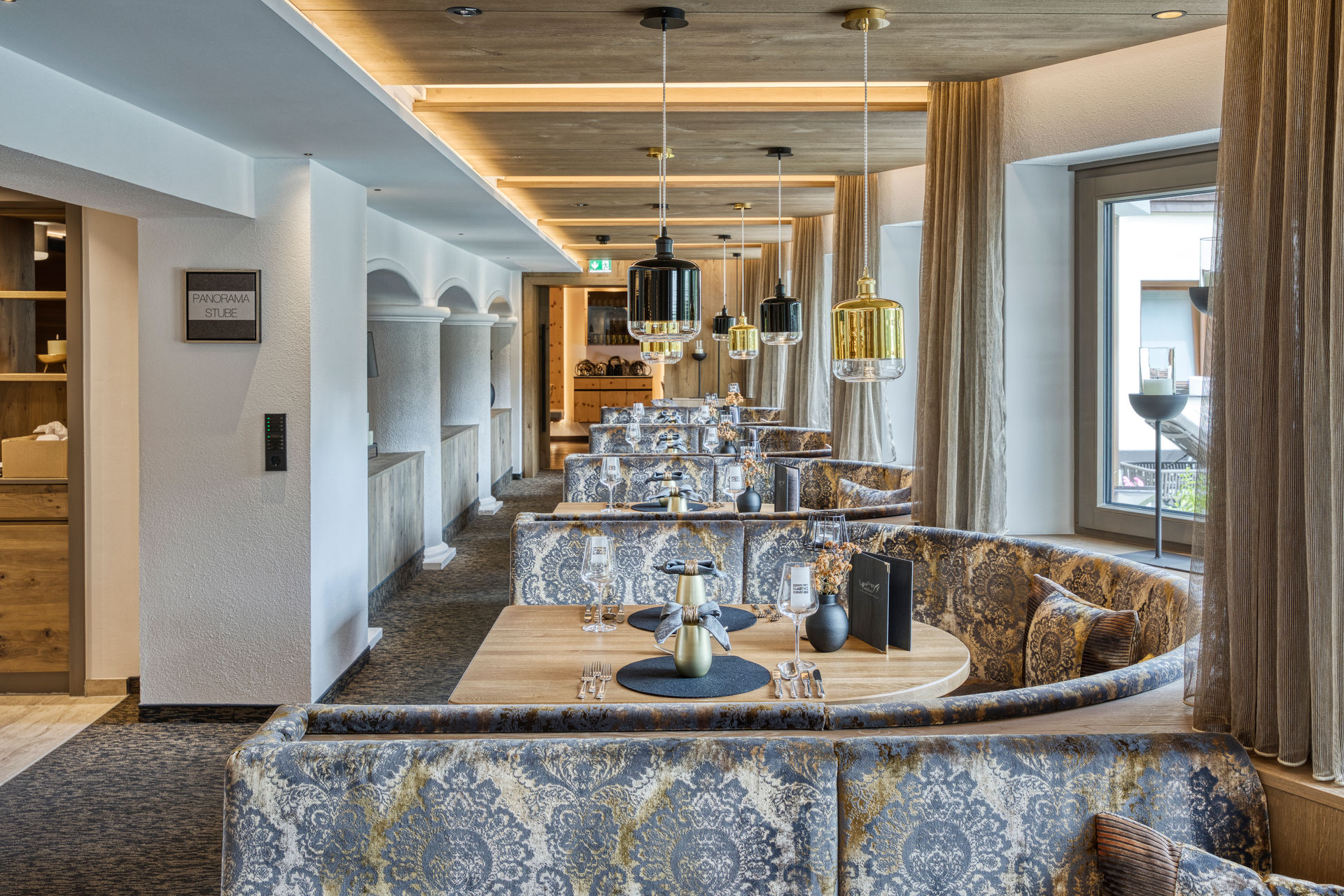Gedeckte Tische im Sonnblick-Restaurant