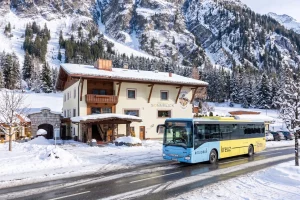 Nachhaltiger Winterurlaub im Pitztal: Der kostenlose Skibus bringt dich direkt vom GenussHotel Sonnblick zum Pitztaler Gletscher.